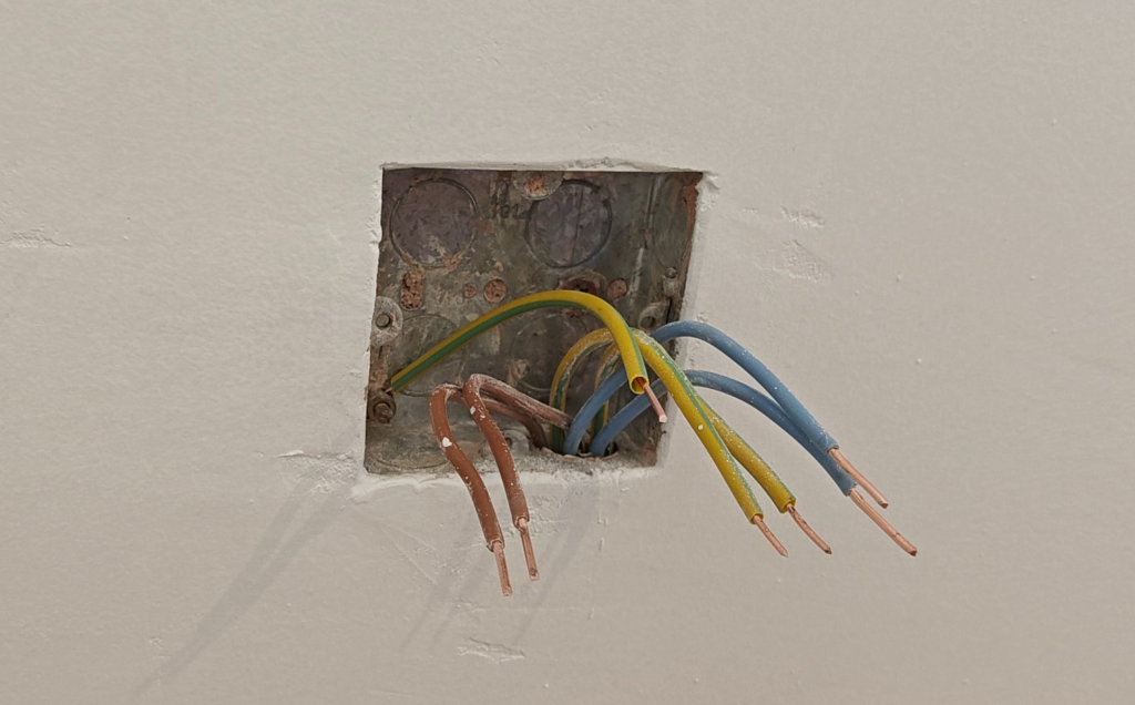 how to wire a wall socket correctly